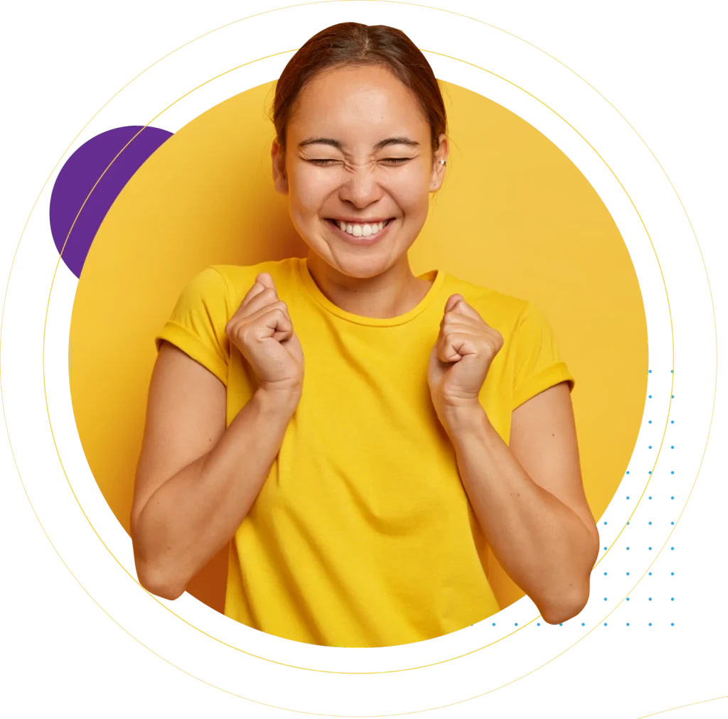 Donna contentissima che indossa una maglia gialla